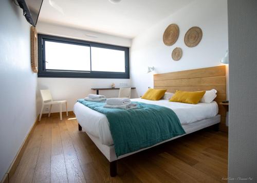 sypialnia z dużym łóżkiem i oknem w obiekcie Logis Hotel Bellaroc w mieście Rocamadour
