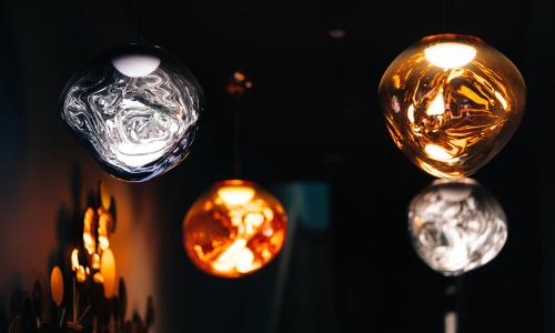 un groupe de lampes en verre suspendues au plafond dans l'établissement The Rokxy Townhouse - Kings Cross, à Londres