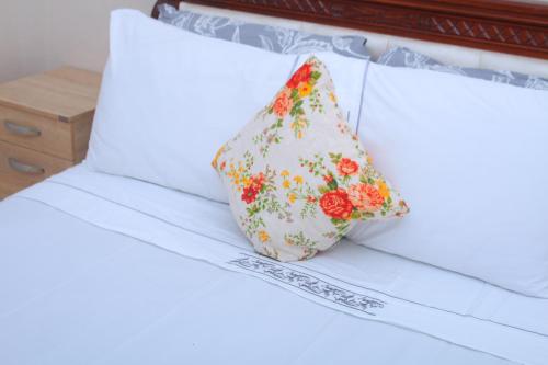 a pillow sitting on top of a bed at Soleil & Piscine BOUZNIKA in Bouznika