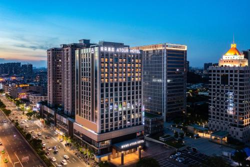 Pemandangan umum bagi Zhongshan atau pemandangan bandar yang diambil dari hotel
