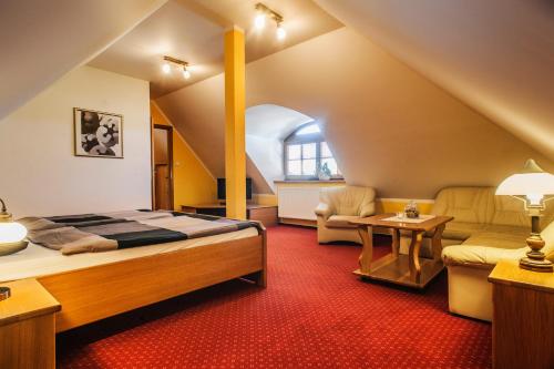 オストラヴァにあるPenzion Lhotkaのベッドルーム1室(ベッド1台、ソファ、テーブル付)