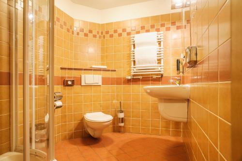 オストラヴァにあるPenzion Lhotkaのバスルーム(トイレ、洗面台付)
