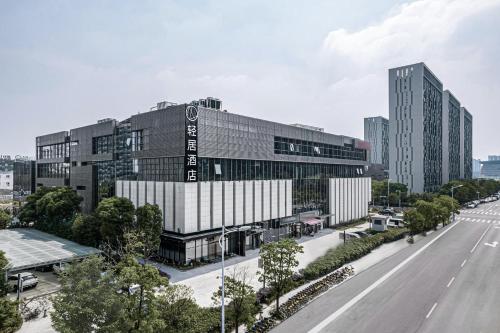 un rendimiento de un edificio con una carretera delante en Atour X Hotel Yangzhou East Station Li Ning Sports Park, en Yangzhou