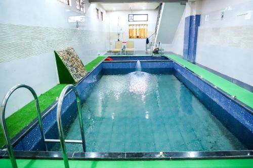 a indoor swimming pool with water in a building at Hotel meera heritage in Pushkar