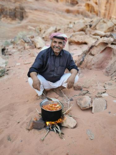 Επισκέπτες που μένουν στο Wadi rum secrets camp