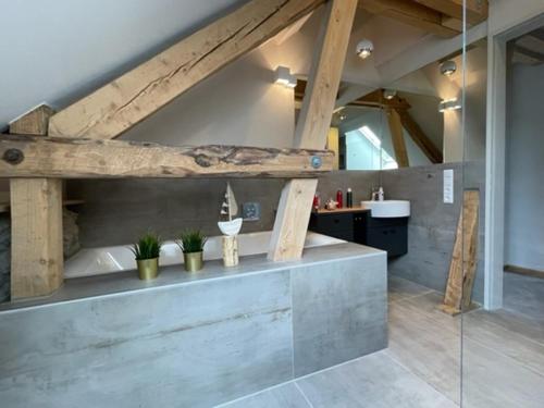 een badkamer op zolder met een aanrecht en een wastafel bij Zimmermanns 1 in Monschau