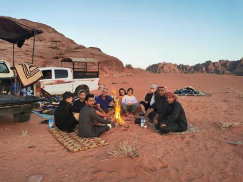 Επισκέπτες που μένουν στο Wadi rum secrets camp