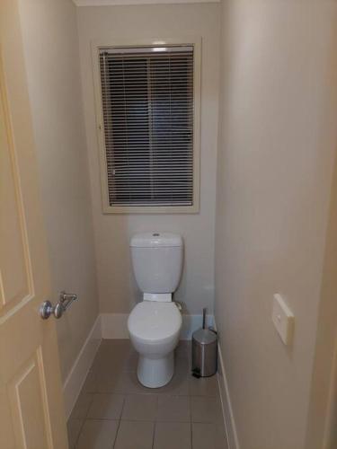 Ένα μπάνιο στο Beautiful home in Harrison with 5 Bedrooms