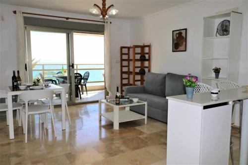 uma sala de estar com um sofá e uma mesa em INMO WEAVER 318 FM 1ª línea de playa em Calpe