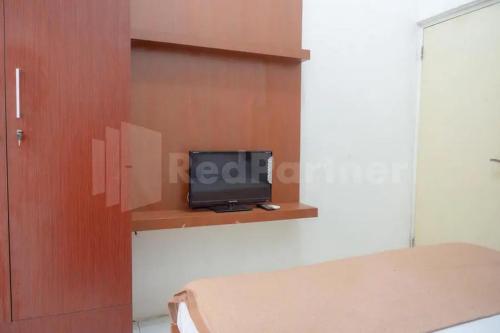 Телевизор и/или развлекательный центр в Homestay Babussalam Rungkut Mitra RedDoorz
