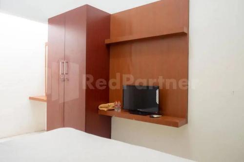 Телевизор и/или развлекательный центр в Homestay Babussalam Rungkut Mitra RedDoorz