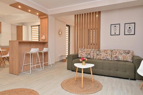 Durau Residence في بياترا نيامت: غرفة معيشة بها أريكة وطاولة