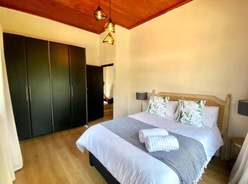 Lova arba lovos apgyvendinimo įstaigoje Angazi Guesthouse Unit 2 - Upmarket one bedroom apartment with pool