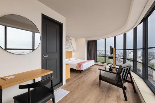 Habitación de hotel con escritorio, 1 cama y 1 dormitorio en Ginger Ahmedabad RTO Circle en Ahmedabad