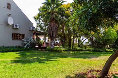 Taman di luar Mooiplaas Guesthouse