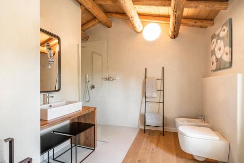 ein Bad mit einem Waschbecken und einem WC in der Unterkunft Agriturismo Monte Bisson in Soave