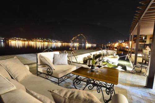 Ruang duduk di Waterfront Villa in Muo