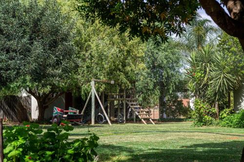 Taman di luar Mooiplaas Guesthouse