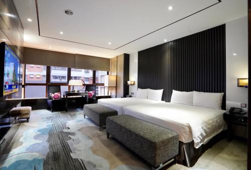 Habitación de hotel con cama grande y escritorio. en 冠月精品旅館-Puli Ease Hotel en Puli