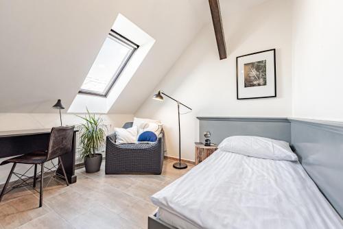 Una cama o camas en una habitación de Hotel Pivoňka