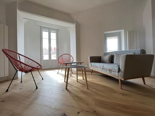 un salon avec un canapé, une table et des chaises dans l'établissement Le Dolce 65m2 Centre de Dijon 4 personnes, à Dijon