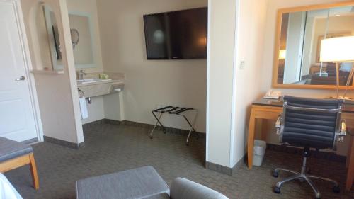 a hotel room with a desk and a chair at Holiday Inn Cuernavaca by IHG in Cuernavaca