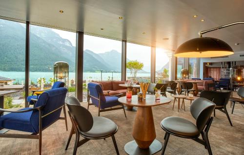 a restaurant with a view of a lake and mountains at Entners am See in Pertisau