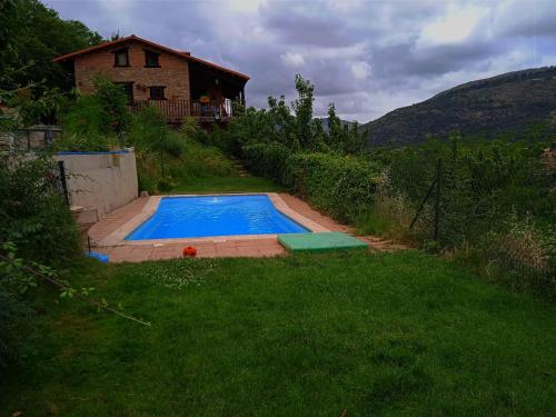 a swimming pool in the yard of a house at La Seguirilla del Jerte in Casas del Castañar