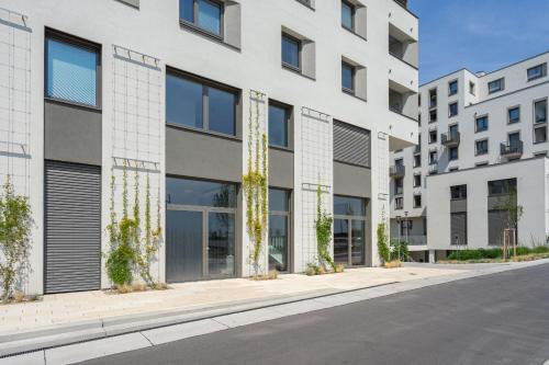 een lege straat voor een gebouw bij FeelGood Apartments LakeLiving inklusive Garagenplatz in Wenen