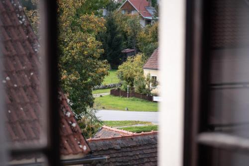 Un jardín fuera de Hotel Pivoňka