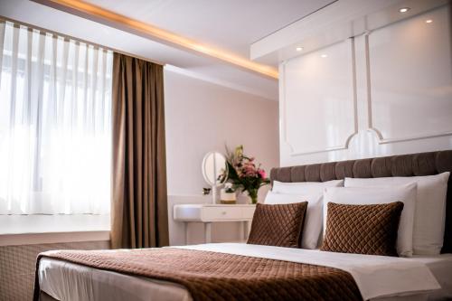 Кровать или кровати в номере Amsterdam Hotel