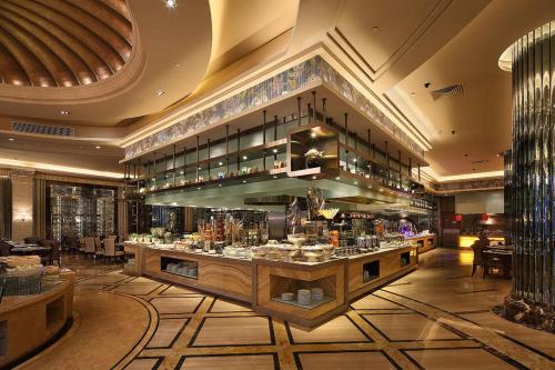 a restaurant with a bar in the middle of a room at Howard Johnson Agile Plaza Chengdu in Chengdu