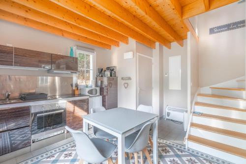 uma cozinha com mesa e cadeiras num quarto em Cottages à proximité de la plage em Dinard