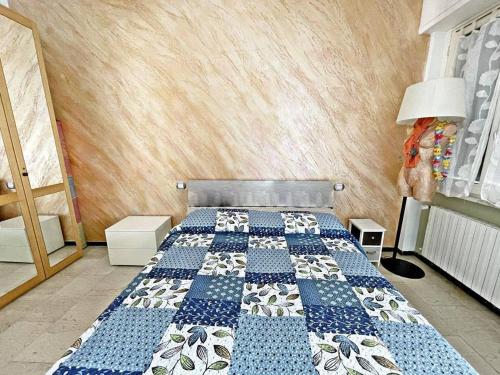 Un dormitorio con una cama azul y blanca en una habitación en Casa Balù, en Chiavari