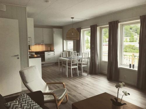 萊達爾索里的住宿－Hillegård，厨房以及带桌椅的起居室。