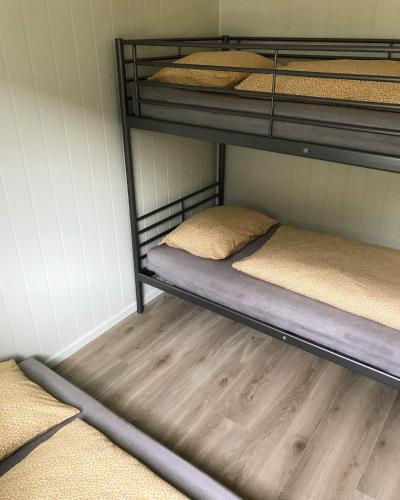 Llit o llits en una habitació de Hillegård