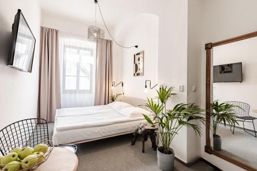 Una cama o camas en una habitación de Hotel Pivoňka