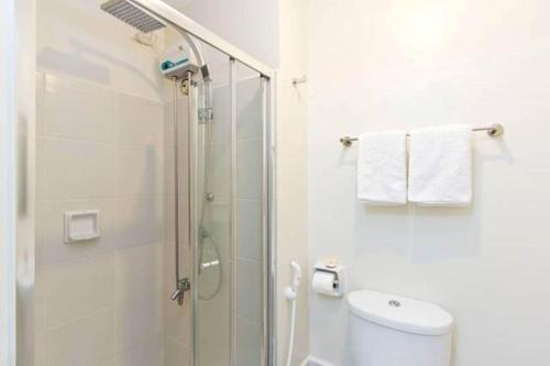 Ένα μπάνιο στο Condo Studio Luxe in Princeton Residences
