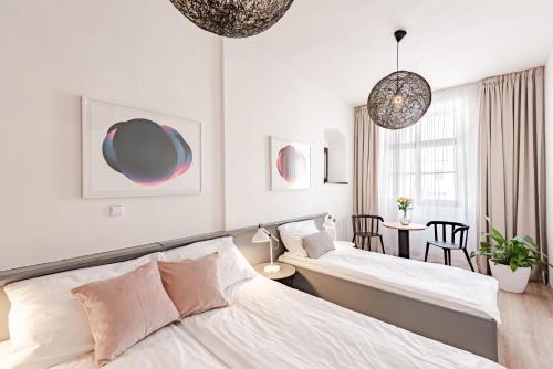 Una cama o camas en una habitación de Hotel Pivoňka