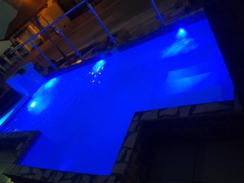 una piscina con luci blu di Ko-Porch luxury guest house a Polokwane