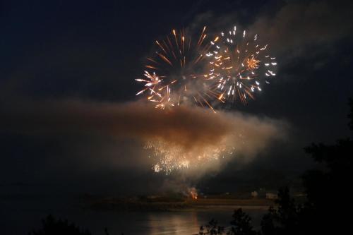 a firework display in the sky over the water at Kerbugalic GR34 in Trévou-Tréguignec