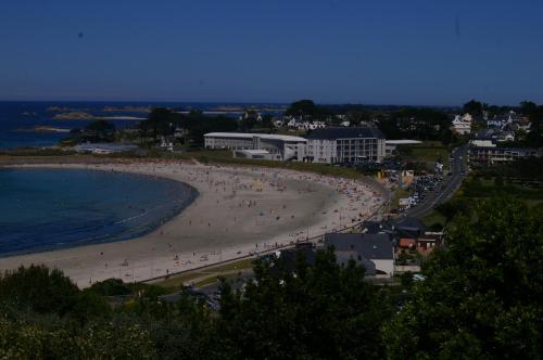 een strand met een grote groep mensen erop bij Kerbugalic GR34 in Trévou-Tréguignec