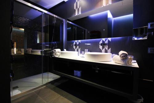 A bathroom at Diva Luxury Hotel
