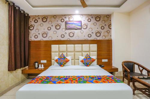 1 dormitorio con 1 cama grande en una habitación en FabHotel Frolic, en Haridwar