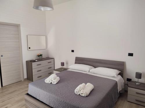 um quarto com uma cama com duas toalhas em B&B Il Castello em Sangineto