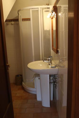 a bathroom with a sink and a toilet at Casa Lella in Fabriano