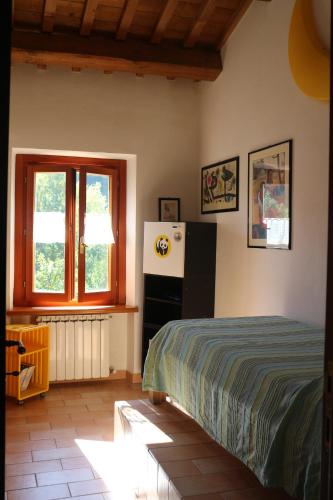- une chambre avec un lit et une fenêtre dans l'établissement Casa Lella, à Fabriano