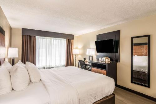 Habitación de hotel con cama y TV en Quality Inn en Pensacola