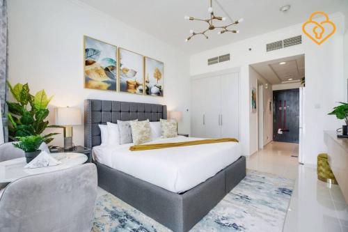 Postel nebo postele na pokoji v ubytování Keysplease, Wonderful, Upgraded Studio in Carson Damac Hills