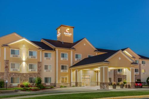 a rendering of the front of a hotel at Comfort Suites Johnson Creek Conference Center in Johnson Creek